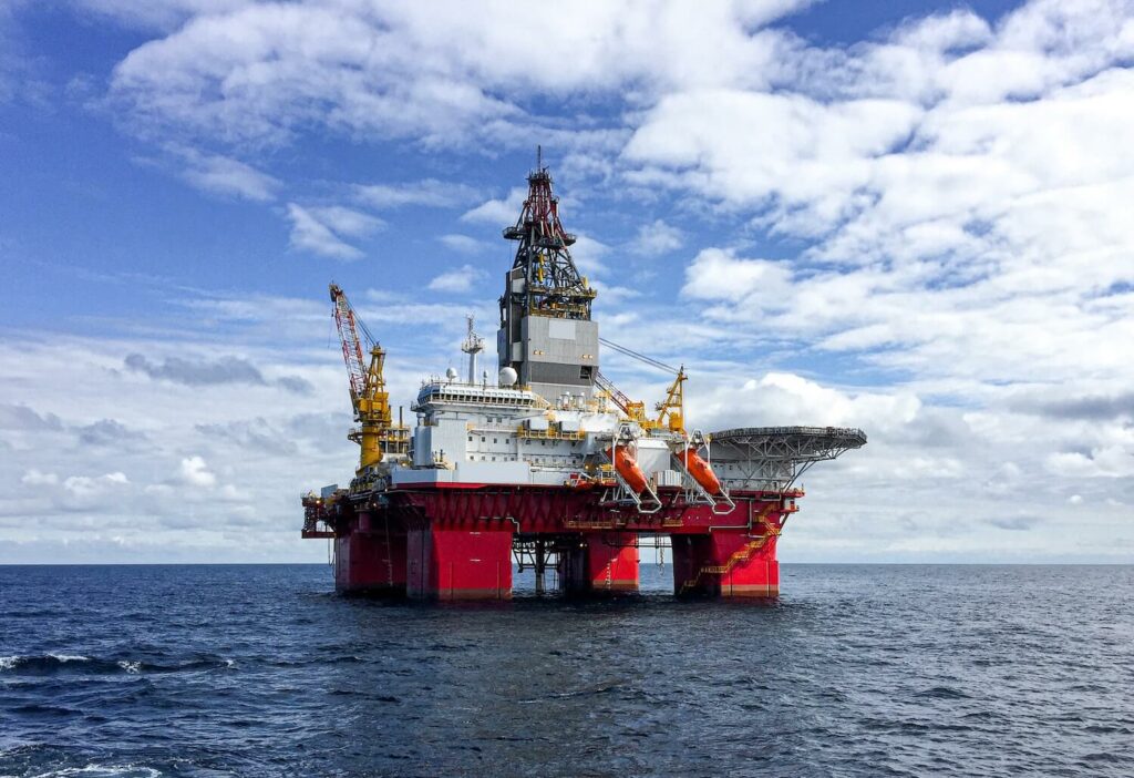 An active oil rig that is mining oil and gas using Arroyo pumps and equipment.